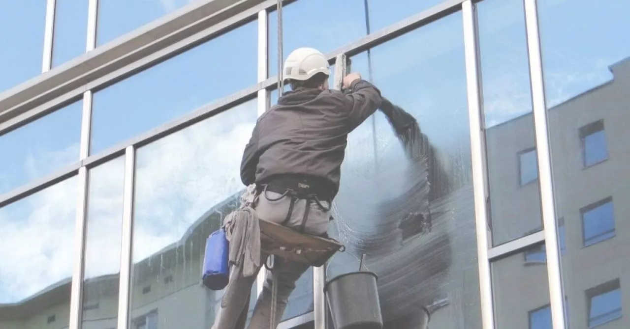 Background window cleaner